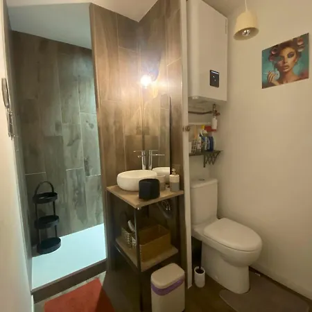 شقة Cosy A 200m Du Front De Avec Balcon *